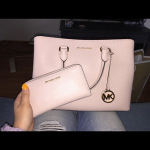 Micheal kors purse and wallet
